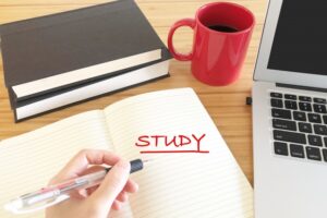 放送大学の授業は2タイプ！放送授業とオンライン授業の違いをわかりやすく解説